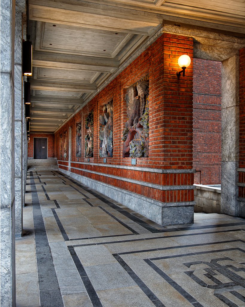 2018-02-16-Oslo-Radhus-exterior-hall.jpg